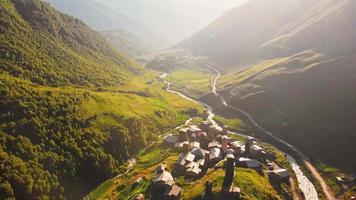 vista aérea da casa da vila de ushguli e estruturas de torre com natureza de verão video