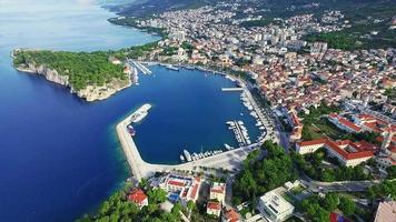 veduta aerea della spiaggia vicino alla città di makarska all'alba. riviera di makarska, croazia video