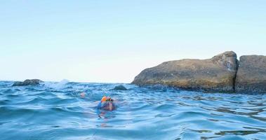 giovane nuotatore maschio con occhiali da snorkeling si tuffa nel mare estivo video