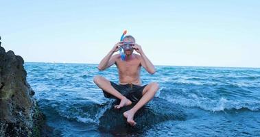 giovane nuotatore maschio con occhiali da snorkeling si tuffa nel mare estivo video