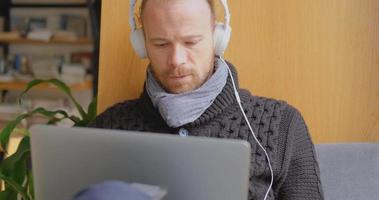 jeune homme étudie à la bibliothèque video