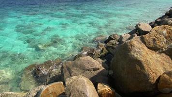 oceano e grandi rocce video