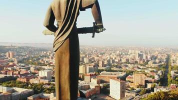 eriwan, armenien - 2. september 2021 - die statue der mutter armeniens. mutter armenien denkmal antenne nah aufsteigend ansicht. im hintergrund straße, gebäude siegespark in jerewan video
