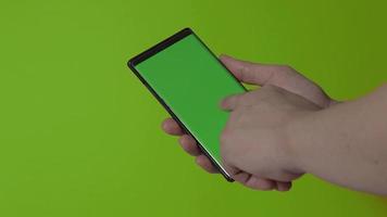 schermo dello smartphone. smart phone isolato su sfondo colorato. video