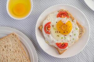 pan colocado con un huevo frito con tomates, harina de tapioca. foto