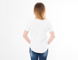 vista trasera de una mujer joven, una chica con una camiseta elegante de fondo blanco. maqueta de plantilla para impresión de diseño. copie el espacio modelo. espacio en blanco foto