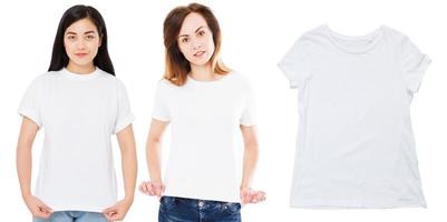 camiseta blanca de cerca simulacros de personas aisladas, asiáticas y caucásicas con una elegante camiseta blanca en blanco. maqueta de camiseta de niña. conjunto de camisetas, vistas frontales de una mujer asiática y caucásica con camiseta blanca aislada foto