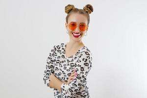 cara de mujer de primer plano. primer plano femenino de moda en ropa de moda aislado sobre fondo blanco. tiempo de diversión de verano y accesorios de verano. chica divertida. foto