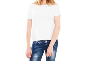 Mujer en camiseta blanca aislada - chica con camiseta elegante de cerca