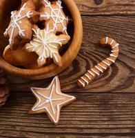 knar y galletas dulces de comida navideña sobre fondo de mesa de madera. copie el espacio enfoque selectivo. concepto de feliz año nuevo. foto
