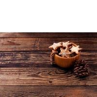 knar y galletas dulces de comida navideña en una mesa de madera aislada en fondo blanco. copie el espacio enfoque selectivo. concepto de feliz año nuevo.