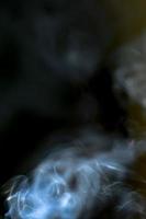 fondo abstracto de humo o niebla sobre fondo negro foto