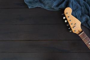 guitarra eléctrica sobre fondo oscuro foto