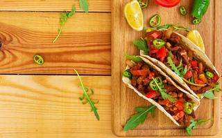 tacos mexicanos con carne de res en salsa de tomate foto