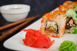rollo de sushi sobre fondo oscuro