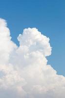 nubes blancas en el cielo. foto