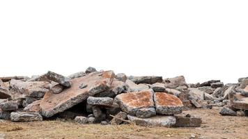 aislar el montón de escombros de hormigón destruidos. foto