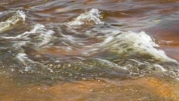 corrientes de agua inundaron las rocas. foto