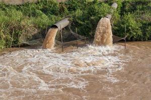 el agua fluye desde ambas alcantarillas hacia el canal. foto