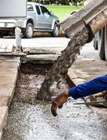 los trabajadores vierten control de hormigón. foto