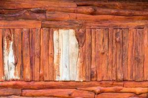 vieja pared de madera pintada de amarillo sin terminar. foto