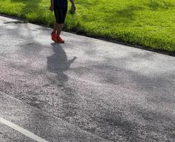 gente de la sombra corriendo en la calle. foto