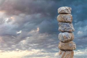 piedras apiladas en un nublado. foto