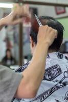 mano de peluquero con la parte posterior de la cabeza.