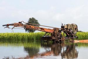cultivadores reflejados en los arrozales. foto