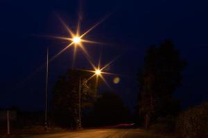 luces, faroles con luces traseras en la carretera. foto