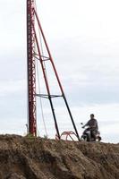 grúa de elevación con reparación de carreteras. foto