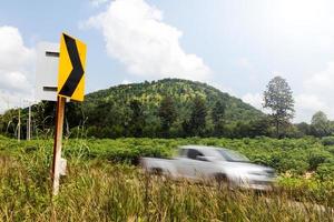 curva de signos con coches colina borrosa. foto