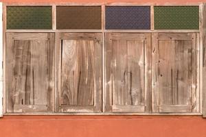 cuatro viejas ventanas de madera cerradas. foto