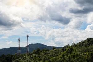 exuberantes montañas con torres de telecomunicaciones. foto