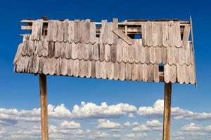 antiguo arco de techo de madera con cielo. foto