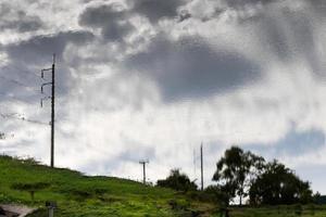 desdibujando el reflejo del agua del cielo de las nubes con el césped. foto