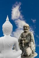 discusión sobre los monjes chinos y las estatuas de buda. foto