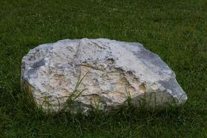 grandes piedras colocadas en el césped. foto