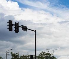 semáforo con nubes nubladas. foto