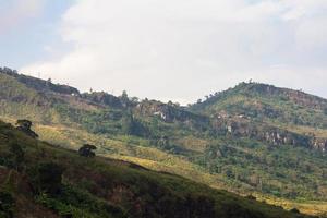 las montañas son deforestación. foto