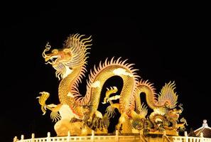 dragón dorado con luces. foto