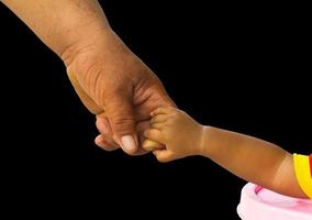 aislar la mano que sostiene a los hijos adultos. foto