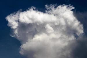 nubes blancas con cielo azul. foto