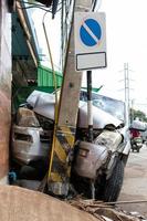 coche se estrelló contra poste de energía. foto