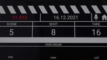 interfaz de tablero de chapaleta de película. número digital corriendo y contando antes de disparar video