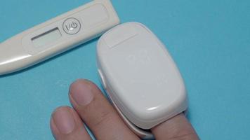 uso del oxímetro. Oxímetro de pulso de dedo utilizado para medir la frecuencia del pulso y los niveles de oxígeno. video