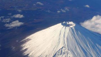 toppen av mt. fuji. fågelögonvy över stora och höga bergsfuji i Japan. video