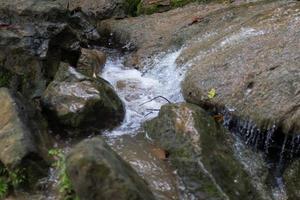 el agua inundó las rocas. foto