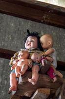 la familia de muñecas niño misterioso en la descomposición de la madera. foto