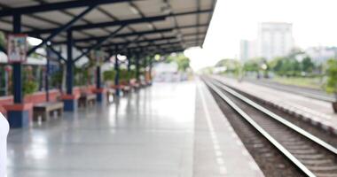 portrait d'une jeune voyageuse asiatique heureuse selfie sur téléphone portable en attendant le train à la gare. femme portant des masques de protection, pendant l'urgence covid-19. video